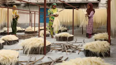 বগুড়ার সেমাই পল্লিতে ঈদ প্রস্তুতি: নারীদের হাতে তৈরি ঐতিহ্যবাহী চিকন সেমাই