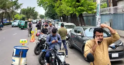 ঈদের ছুটিতেও রাজধানীর ফিলিং স্টেশনে জ্বালানি তেলের জন্য যানবাহনের দীর্ঘ সারি