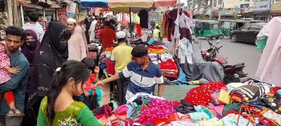 নোয়াখালীতে ঈদ বাজারে স্বল্প আয়ের মানুষের ভরসা ফুটপাতের দোকান