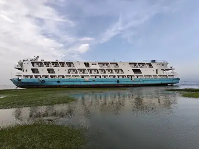 ঝড়ে নিয়ন্ত্রণ হারিয়ে লক্ষ্মীপুরের মেঘনায় যাত্রীবাহী লঞ্চ আটকা, ৮০ জন যাত্রী বিপদে