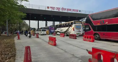 ঈদের ছুটিতে পাড়ি দিচ্ছে হাজারো যান, পাঁচ মিনিটে পার হচ্ছে পদ্মা সেতু