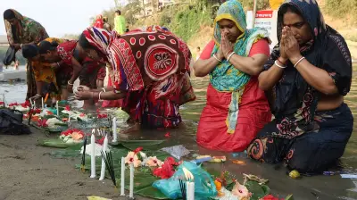 বান্দরবানে সাঙ্গু নদীতে পুণ্যার্থীদের তর্পণ ও পূজা-অর্চনা