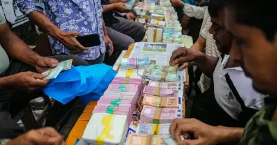 ঈদুল ফিতর সামনে রেখে গুলিস্তানে নতুন টাকার নোটের হাট, ক্রেতাদের ভিড়