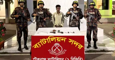 টেকনাফে বিদেশি পিস্তল ও ক্রিস্টাল মেথসহ যুবক আটক, বিজিবির অভিযানে অস্ত্র-মাদক পাচার নস্যাৎ