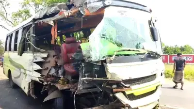 খড়ের আগুনের ধোঁয়ায় সড়ক দুর্ঘটনা, ফেনীতে যুবদল কর্মীর ওপর হামলা ও রেস্টুরেন্ট লুট