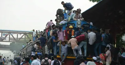 ঈদে ট্রেনের ছাদে যাত্রা: আইন আছে, বাস্তবতা ভিন্ন, কেন বন্ধ হচ্ছে না?