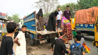 ঈদযাত্রায় বাস না পেয়ে শ্রমিকরা ট্রাক-পিকআপে বাড়ি ফিরছেন, গাজীপুরে যানজট নেই