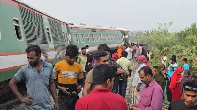 চালকের গাফিলতিতে লাইনচ্যুত ট্রেন, ঈশ্বরদীতে উদ্ধার অভিযান ও অন্যান্য ঘটনা