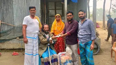 ঈশ্বরগঞ্জ বন্ধুসভার মানবিক উদ্যোগ: অসুস্থ দুজনের চিকিৎসায় সহায়তা ও ঈদ উপহার