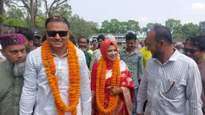 কুমিল্লায় বাস উলটে আহত ২০, রাজাপুরে যুবদল নেতার ঈদ উপহার বিতরণ