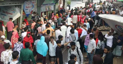 ঈদযাত্রার ভিড়ে সদরঘাট মুখর, দুর্ঘটনার পরও যাত্রীরা ঝুঁকি নিচ্ছেন
