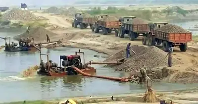 নীলফামারীর তিস্তা নদীতে অবৈধ পাথর উত্তোলন ঠেকাতে হামলা, আহত ১৭