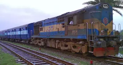 টিকিট কালোবাজারির অভিযোগে সুবর্ণ এক্সপ্রেসের দুই স্টুয়ার্ড বরখাস্ত, প্রতিষ্ঠানকে জরিমানা