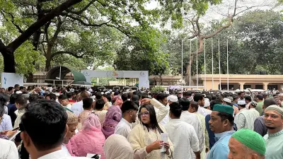 ঈদে প্রধানমন্ত্রীর সঙ্গে শুভেচ্ছা বিনিময়ে বিশৃঙ্খলা: যমুনায় আমন্ত্রণপত্র ছাড়া ঢুকতে না দেওয়ায় ক্ষোভ