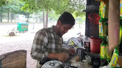 ঈদের দিনেও দোকান খুলে আয়রোজগারের চেষ্টায় মেহেদী হাসান