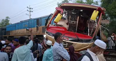 কুমিল্লার পদুয়ার বাজারে ট্রেন-বাস সংঘর্ষে ১২ জন নিহত, বরখাস্ত দুই গেটম্যান