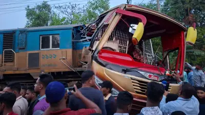 কুমিল্লায় বাস-ট্রেন সংঘর্ষে দায়িত্বে অবহেলা, দুই গেটম্যান বরখাস্ত