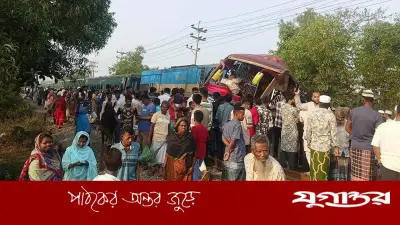 কুমিল্লায় ভয়াবহ বাস-ট্রেন সংঘর্ষ: গেটম্যানের যোগাযোগ বিচ্ছিন্নতায় ১২ জন নিহত