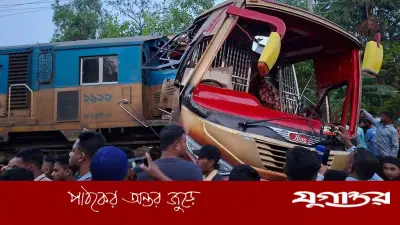 কুমিল্লায় বাস-ট্রেন সংঘর্ষে দুই গেটম্যান বরখাস্ত, তদন্ত কমিটি গঠন
