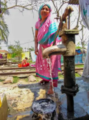খুলনার দৌলতপুর রেলস্টেশন বস্তিতে পানির সংকট: বিলকিস বেগমের দৈনন্দিন সংগ্রাম