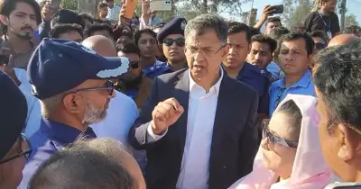 কক্সবাজার সৈকতের বালিয়াড়ি থেকে অবৈধ স্থাপনা উচ্ছেদের নির্দেশ দিলেন স্বরাষ্ট্রমন্ত্রী