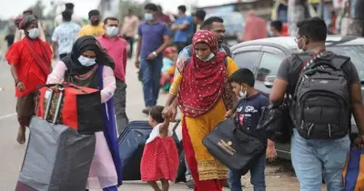 ঈদের ছুটির শেষদিনে ঢাকা ছাড়া ও ফেরার যাত্রীদের ভিড়, যানজট এড়াতে আগেভাগে ফিরছেন অনেকে