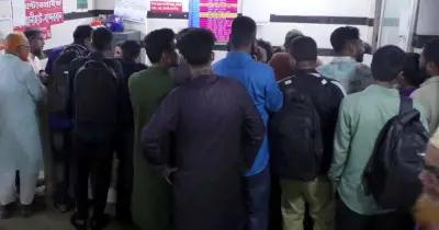 ঈদ শেষে কর্মস্থলে ফেরার যাত্রীদের ভোগান্তি: কালোবাজারে টিকিট বিক্রি, কাউন্টারে নৈরাজ্য
