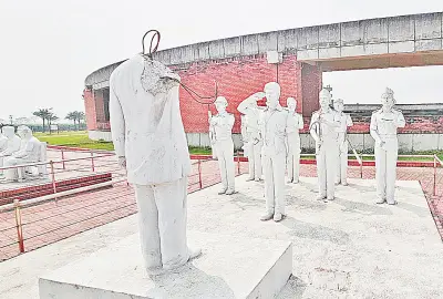 মুক্তিযুদ্ধের ভাস্কর্য মেরামতহীন, বিএনপি সরকারের সিদ্ধান্ত প্রতীক্ষিত
