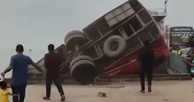 রাজবাড়ীর দৌলতদিয়া ঘাটে ফেরিতে উঠার সময় যাত্রীবাহী বাস পদ্মায় তলিয়ে গেছে, উদ্ধার কাজ চলছে
