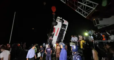 পদ্মা নদীতে ডুবে যাওয়া বাসের উদ্ধারকাজ অব্যাহত, ছয় লাশ উদ্ধার, এক নারী চিকিৎসক জীবিত