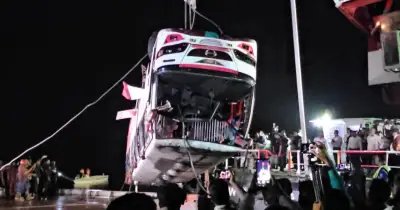 রাজবাড়ীর দৌলতদিয়ায় পদ্মা নদীতে ডুবে যাওয়া বাস উদ্ধার, ১১ লাশ পাওয়া গেছে