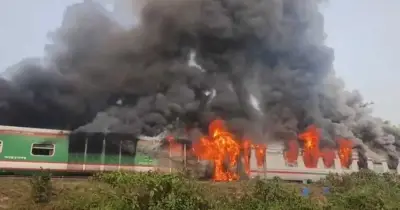 চট্টগ্রামের সীতাকুণ্ডে ‘চট্টলা এক্সপ্রেস’ ট্রেনে ভয়াবহ অগ্নিকাণ্ড, উদ্ধারকাজে সফলতা