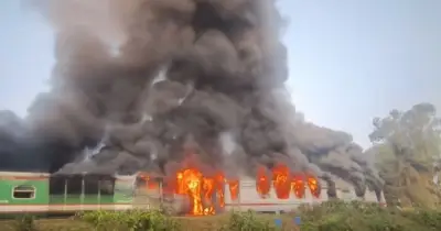 চট্টলা এক্সপ্রেস ট্রেনের বিদ্যুৎ কোচে আগুন, যাত্রীদের মধ্যে আতঙ্ক