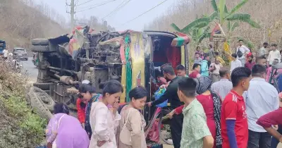 রাঙ্গামাটি-চট্টগ্রাম সড়কে বাস উল্টে ২০ জন আহত, গুরুতর একজনকে চট্টগ্রামে স্থানান্তর