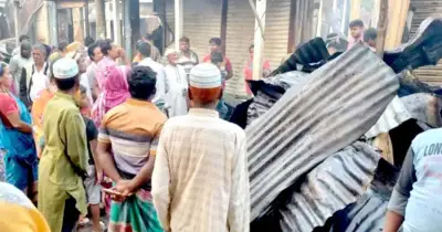 মানিকগঞ্জের সাটুরিয়া উপজেলায় দড়গ্রাম বাজারে ভয়াবহ আগুন, ১৫টি দোকান পুড়ে ছাই