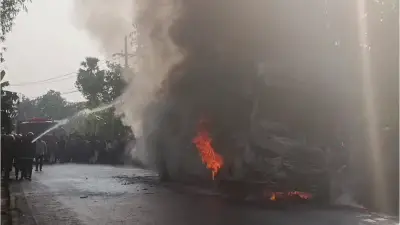 নড়াইল এক্সপ্রেস বাসে আগুন, যান্ত্রিক ত্রুটিতে যাত্রীরা রক্ষা পেলেন