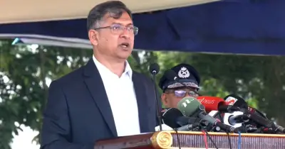 পুলিশের বর্তমান পোশাকে অসন্তুষ্টি, নতুন পোশাকের প্রতিশ্রুতি স্বরাষ্ট্রমন্ত্রীর