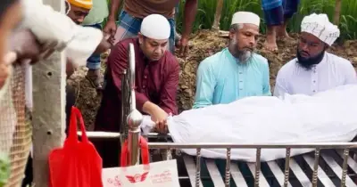 প্রতিমন্ত্রী ইয়াসের খান চৌধুরীর মানবিকতা: প্রটোকল ভেঙে কবরে নেমে মরদেহ দাফনে অংশ