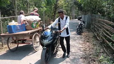 রাজবাড়ীতে তেল সংকটে মোটরসাইকেল ঠেলে ১৫ কিলোমিটার পথ পাড়ি দিলেন হৃদয়