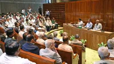 প্রধানমন্ত্রীর সতর্কবার্তা: জ্বালানি পরিস্থিতি নিয়ে সংসদ সদস্যদের সচেতনতা জরুরি