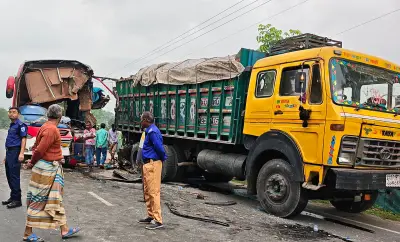 দিনাজপুরে বালুবোঝাই ট্রাকে ধাক্কা: যাত্রীবাহী বাস দুমড়েমুচড়ে, নিহত ২, আহত ৬