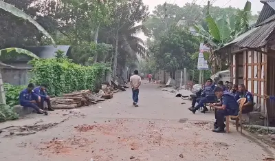 মাদারীপুরে বিয়ের অনুষ্ঠানে চেয়ার নিয়ে বিরোধ, সংঘর্ষে ৫ আহত ও ১৫ বাড়ি ভাঙচুর