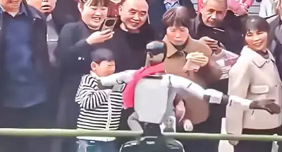 চীনে রোবটের নাচের মাঝে শিশুর গালে চড়, নিরাপত্তা নিয়ে উদ্বেগ