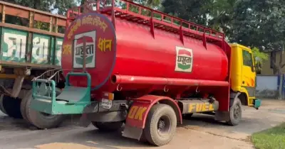 সাতক্ষীরায় অবৈধ পেট্রোল পরিবহন: যমুনা পেট্রোলিয়ামের লোগোযুক্ত ট্রাক জব্দ, ৪ ডিলার আটক