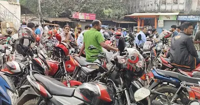 ট্যাংকলরি শ্রমিকদের কর্মবিরতি প্রত্যাহারে উত্তরে তেল সরবরাহ শুরু, তবুও দিনাজপুরে সংকট অব্যাহত