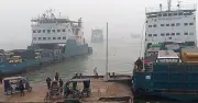 কুয়াশায় পদ্মা নদীতে ফেরি চলাচল বন্ধ, যাত্রীদের দুর্ভোগ