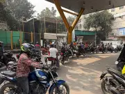 ঢাকায় জ্বালানি তেলের সংকট: পাম্পে দীর্ঘ সারি ও বিক্রি বন্ধ