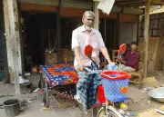 যুক্তরাষ্ট্র প্রবাসীর সহায়তায় কুষ্টিয়ার বৃদ্ধ দম্পতিকে নতুন ভ্যান উপহার