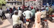 রাজশাহীতে জ্বালানি সংকট: বাইকারদের দীর্ঘ লাইনে ফিলিং স্টেশনগুলোর হিমশিম অবস্থা