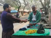 সড়ক দুর্ঘটনায় পা হারিয়েও ভিক্ষা নয়, ভুঁড়ি বিক্রি করে সংসার চালান ফজলার রহমান